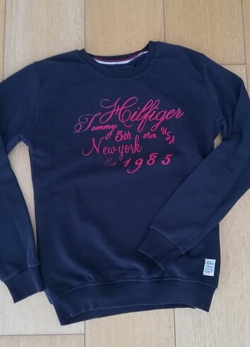 Tommy hilfiger sweatshirt S/M beden uyumlu az kullanıldı 
