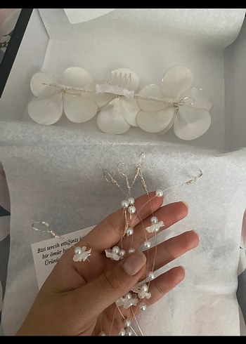 Diğer Boncuklu Beyaz Çiçekli Saç Aksesuarı