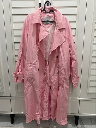 Pembe trençkot