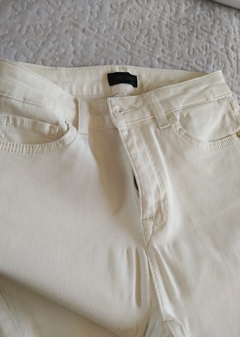 Düğmeli Beyaz Kadın Kot Pantolon 2 tane var 27 ve 28 beden