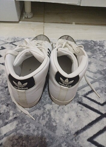 39 Beden beyaz Renk ADIDAS marka orijinal ayakkabı