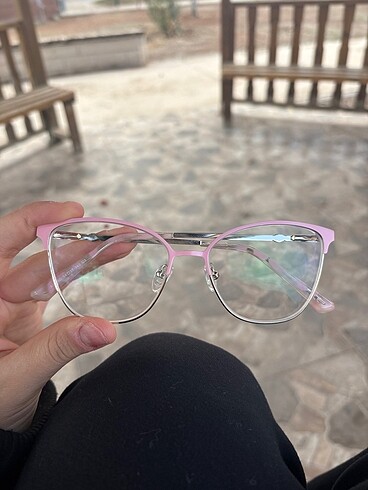 pembe gözlük