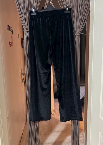 Kadın Siyah Parlak Kadife Kumaş Rahat Kesim Pantolon - Görsel 3