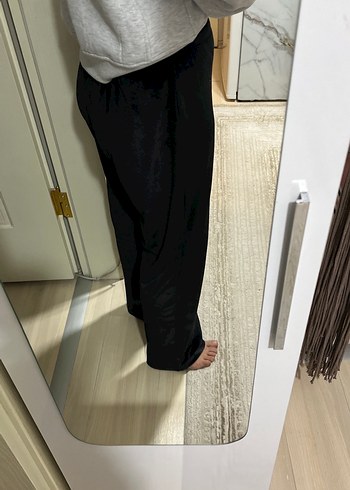 Kadın Siyah Parlak Kadife Kumaş Rahat Kesim Pantolon - Görsel 5