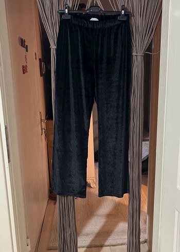 Kadın Siyah Parlak Kadife Kumaş Rahat Kesim Pantolon - Görsel 2