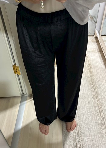 Kadın Siyah Parlak Kadife Kumaş Rahat Kesim Pantolon - Görsel 6