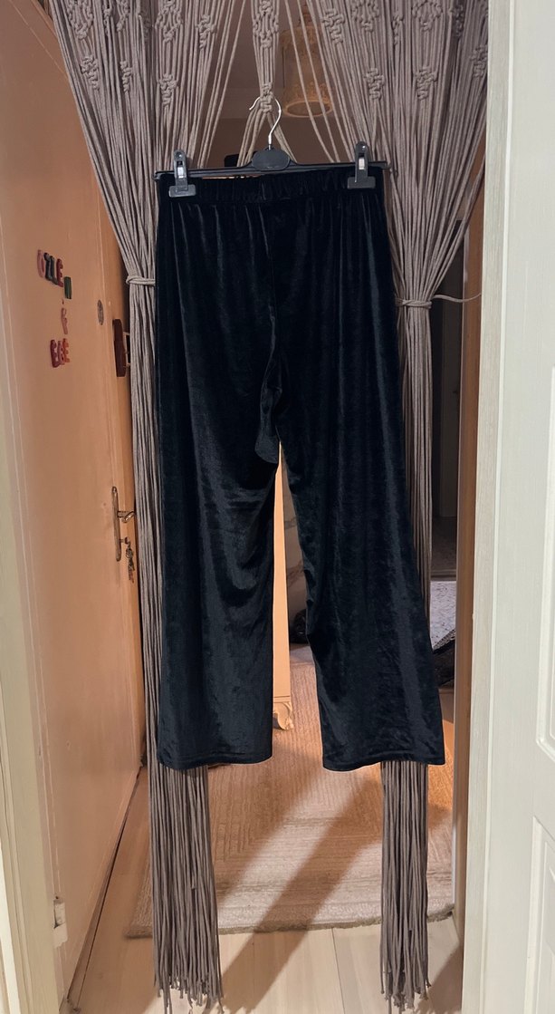 Kadın Siyah Parlak Kadife Kumaş Rahat Kesim Pantolon - Görsel 3