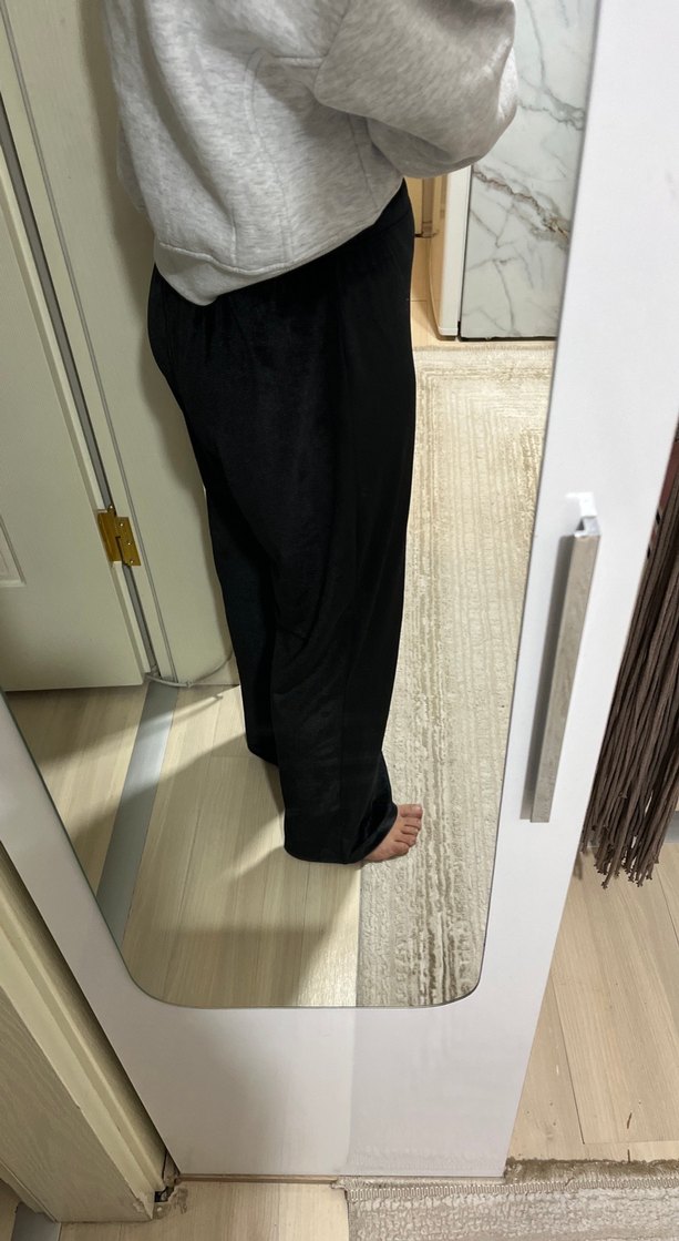 Kadın Siyah Parlak Kadife Kumaş Rahat Kesim Pantolon - Görsel 5