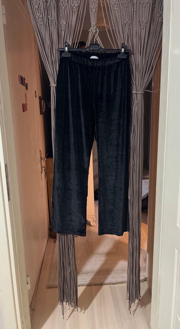 Kadın Siyah Parlak Kadife Kumaş Rahat Kesim Pantolon - Görsel 2