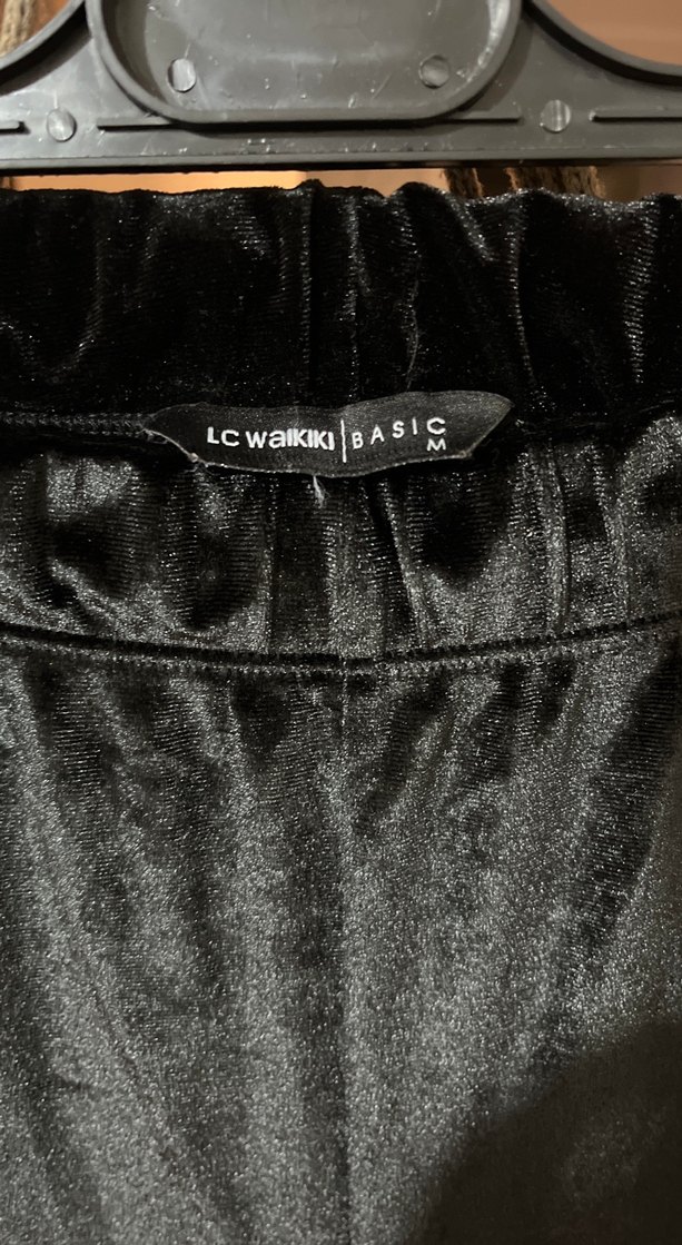 Kadın Siyah Parlak Kadife Kumaş Rahat Kesim Pantolon - Görsel 4