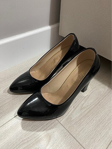 siyah rugan parlak deri topuklu ayakkabı