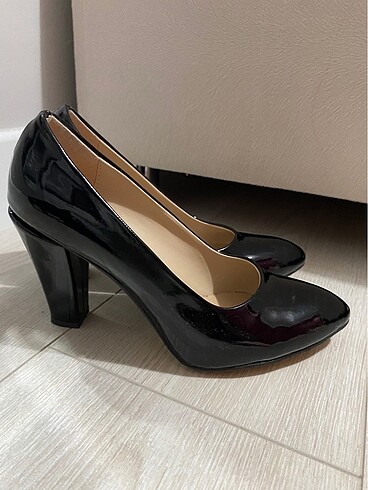 38 Beden siyah rugan parlak deri topuklu ayakkabı