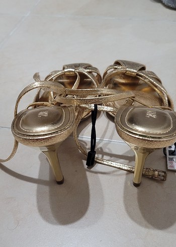 Altın Renkli Stiletto Topuklu Kadın Sandalet Zara marka . - Görsel 5