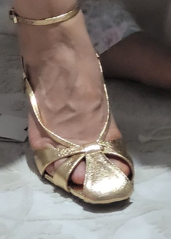 Altın Renkli Stiletto Topuklu Kadın Sandalet Zara marka . - Görsel 12