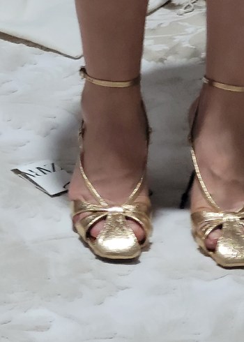 Altın Renkli Stiletto Topuklu Kadın Sandalet Zara marka . - Görsel 9
