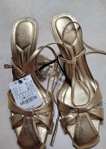 Altın Renkli Stiletto Topuklu Kadın Sandalet Zara marka . - Görsel 6