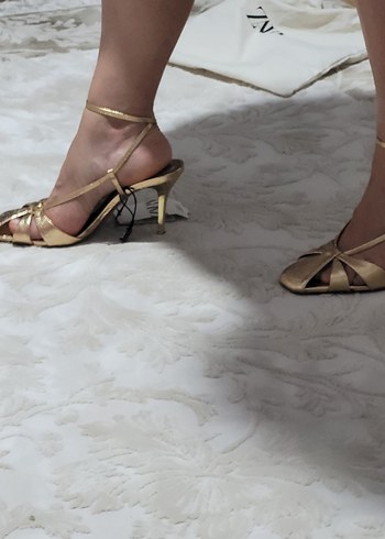 Altın Renkli Stiletto Topuklu Kadın Sandalet Zara marka . - Görsel 10