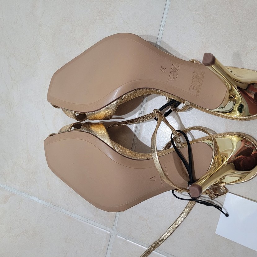 Altın Renkli Stiletto Topuklu Kadın Sandalet Zara marka . - Görsel 4