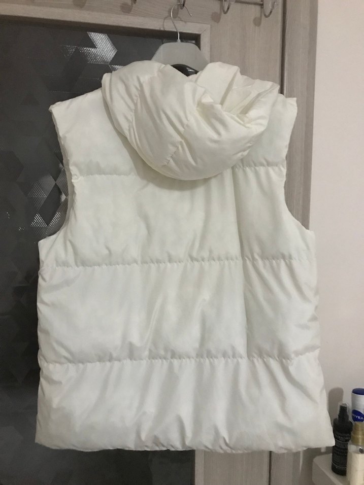 Beyaz Kapüşonlu Fermuarlı Kadın Yelek - Görsel 2