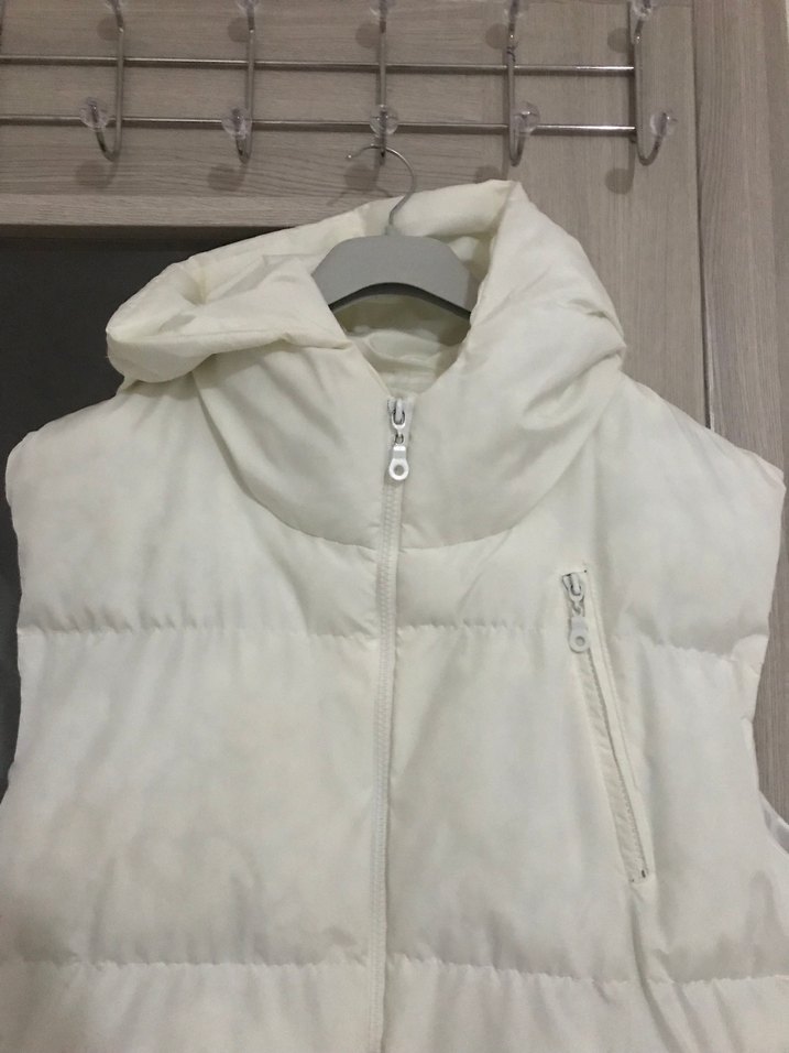 Beyaz Kapüşonlu Fermuarlı Kadın Yelek - Görsel 4