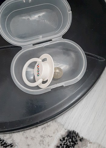 Beyaz Bebek Emziği ve Şeffaf Kutusu