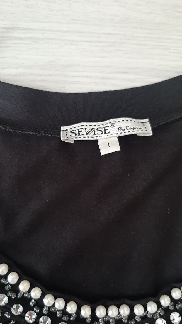 Boncuk Detaylı Siyah Kadın Tişört - Görsel 2