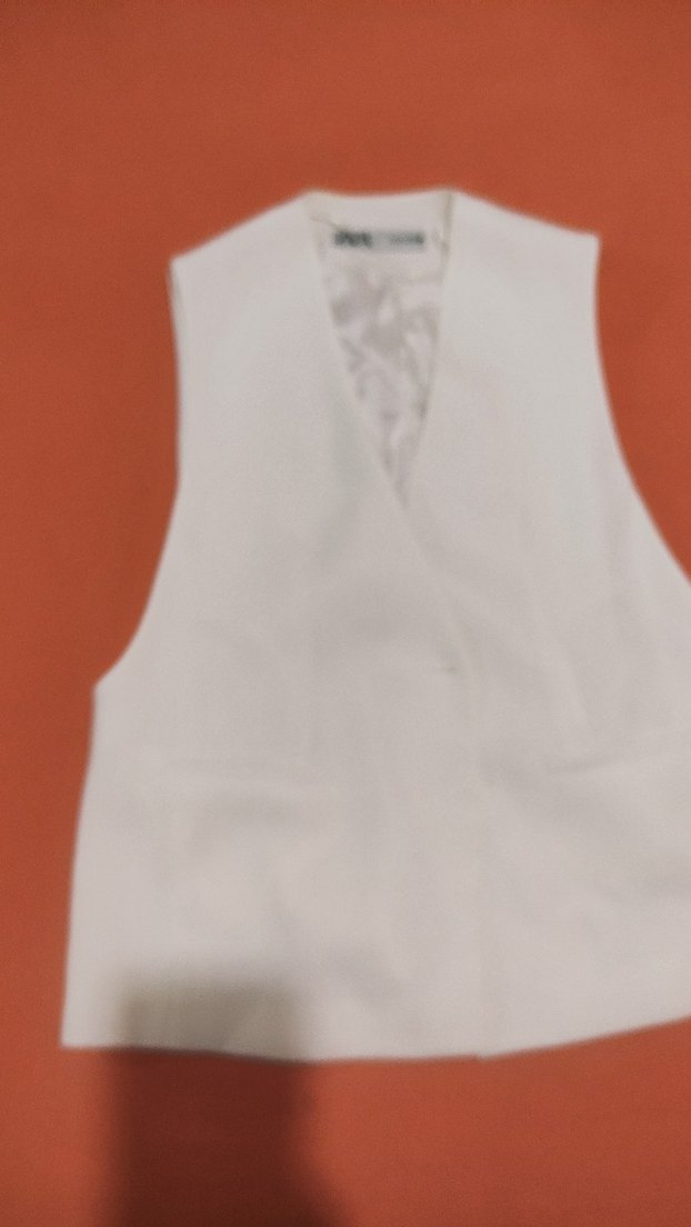 Beyaz V Yakalı Kadın Kolsuz Mini Yelek - Görsel 2