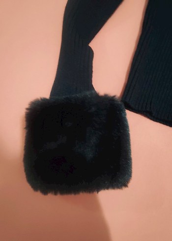 Siyah, kürklü, kısa, dar kesim kadın hırka - Görsel 4