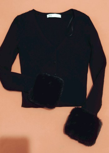 Siyah, kürklü, kısa, dar kesim kadın hırka - Görsel 5