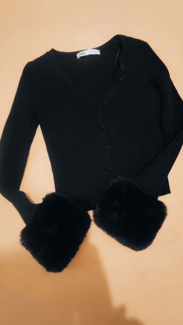 Siyah, kürklü, kısa, dar kesim kadın hırka - Görsel 2