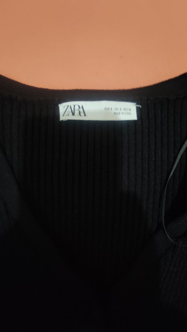 Siyah, kürklü, kısa, dar kesim kadın hırka - Görsel 3