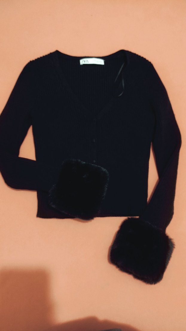 Siyah, kürklü, kısa, dar kesim kadın hırka - Görsel 5