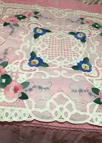 Nakışlı Pembe Renkli Masa Örtüsü