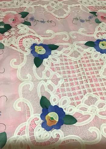 Beden Nakışlı Pembe Renkli Masa Örtüsü