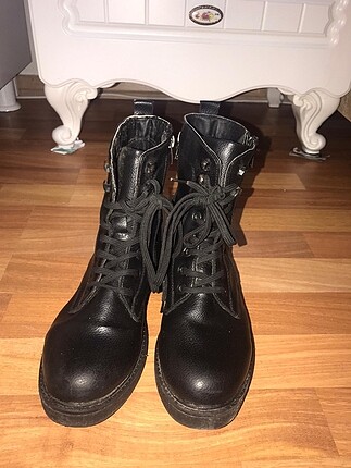 Siyah buty bot