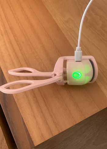 Pembe Elektrikli Kirpik Kıvırıcı