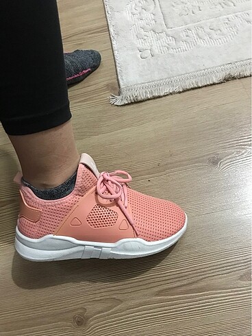 Pembe spor ayakkabı