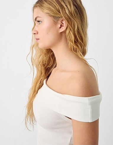 xs Beden omuzları açık crop bluz bershka