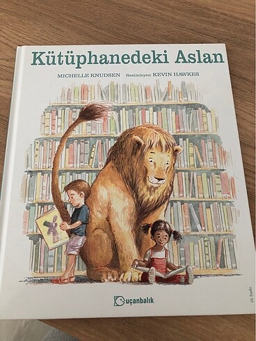Kütüphanedeki aslan hikaye kitabı