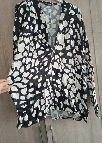 Kadın Siyah Beyaz Düğmeli V Yaka Gömlek - Görsel 5