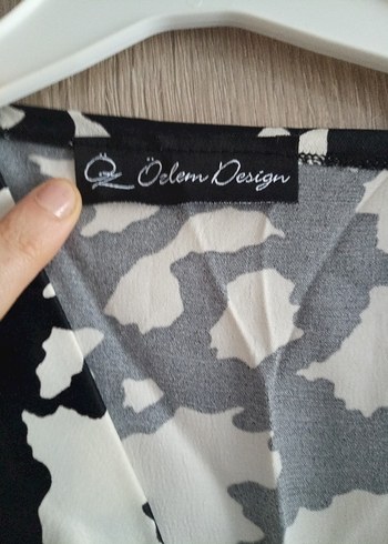 Kadın Siyah Beyaz Düğmeli V Yaka Gömlek - Görsel 4