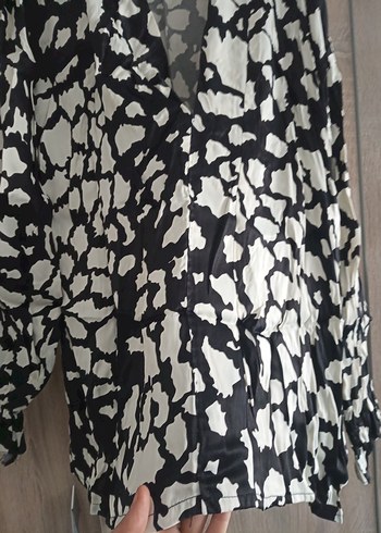 Kadın Siyah Beyaz Düğmeli V Yaka Gömlek - Görsel 3