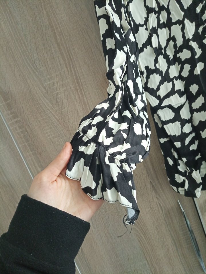 Kadın Siyah Beyaz Düğmeli V Yaka Gömlek - Görsel 2