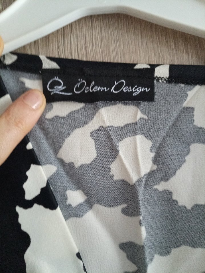 Kadın Siyah Beyaz Düğmeli V Yaka Gömlek - Görsel 4