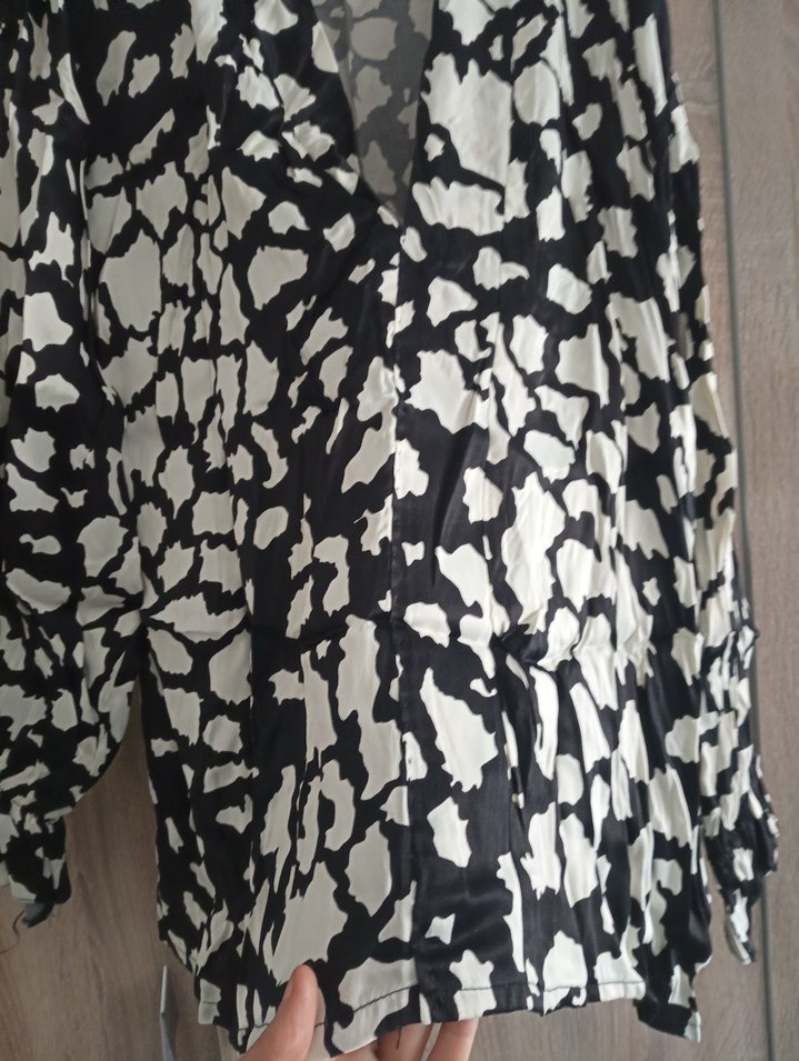 Kadın Siyah Beyaz Düğmeli V Yaka Gömlek - Görsel 3