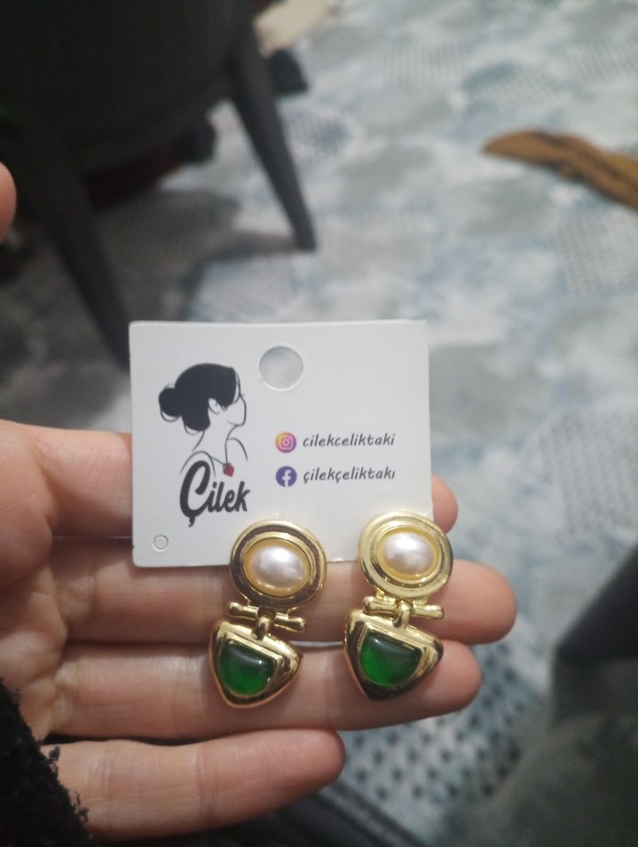 Vintage Mini Altın Renkli Parlak Küpe - Görsel 4