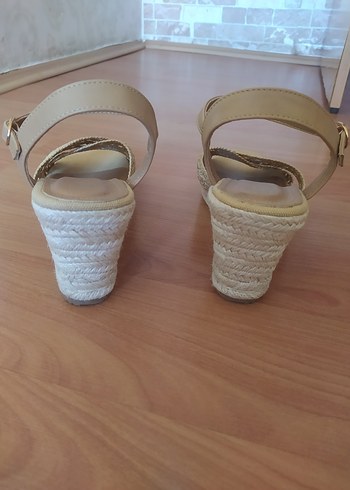 Bej Dantel Detaylı Dolgu Topuk Kadın Sandalet - Görsel 5