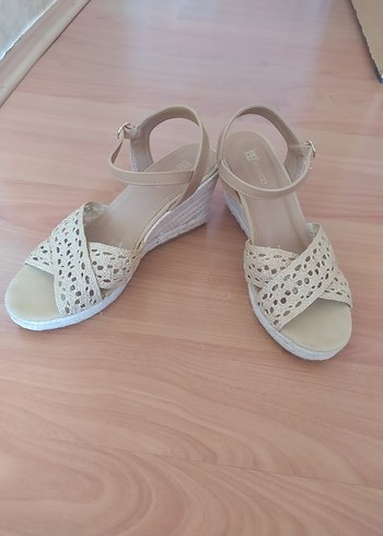 Bej Dantel Detaylı Dolgu Topuk Kadın Sandalet - Görsel 2