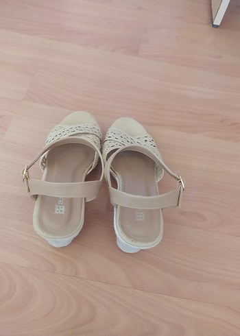 Bej Dantel Detaylı Dolgu Topuk Kadın Sandalet - Görsel 4