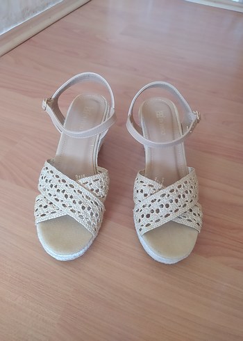 Bej Dantel Detaylı Dolgu Topuk Kadın Sandalet - Görsel 8